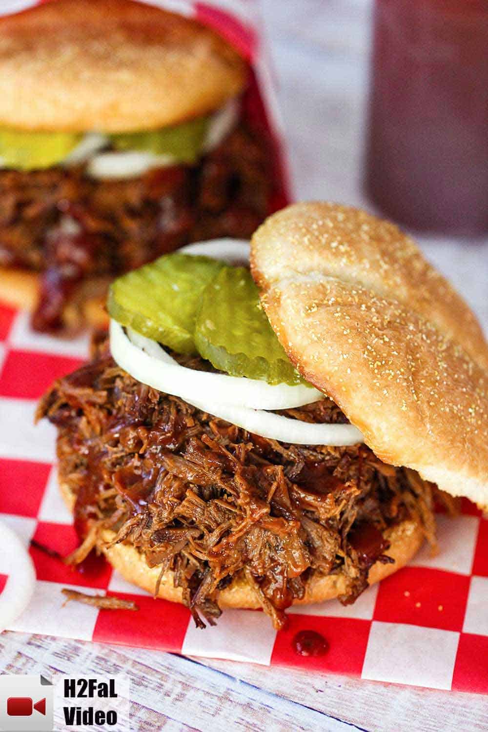  Dos sándwiches de pechuga de barbacoa con salsa de barbacoa.