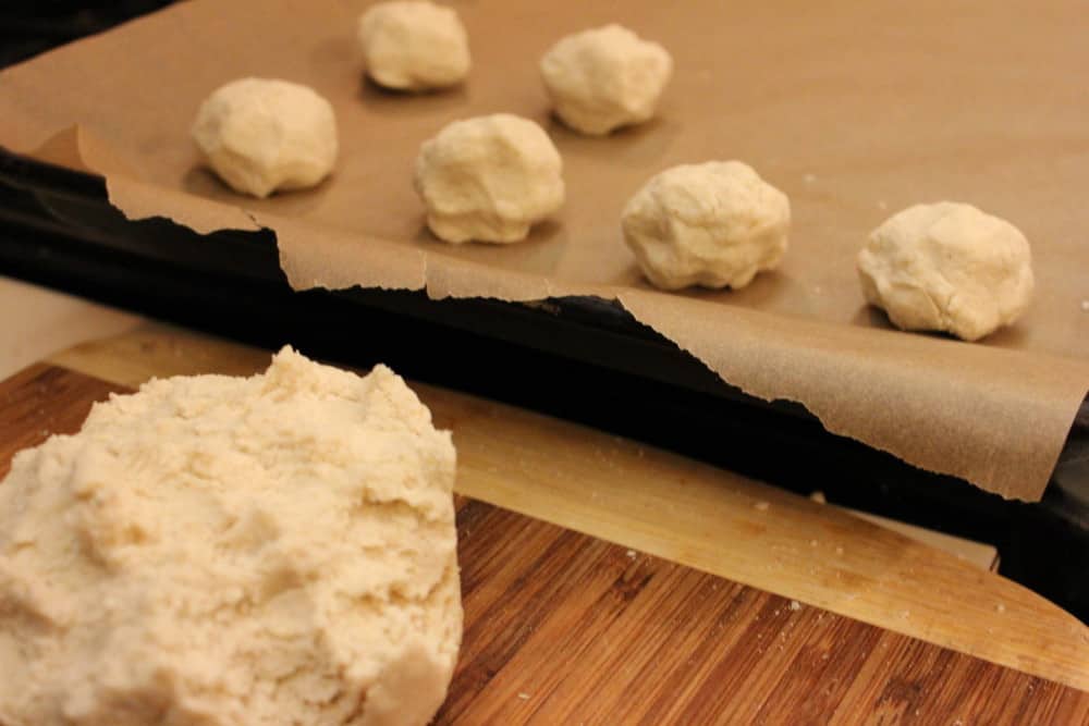 Form the dough into small doughs for pressing