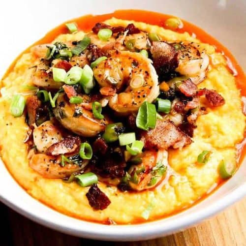 Southern Shrimp and Cheesy Grits in einer großen weißen Schüssel