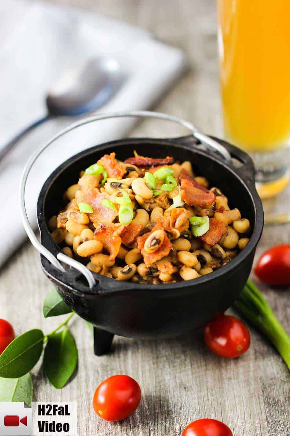 Black-eyed peas with tomatoes in a black crock