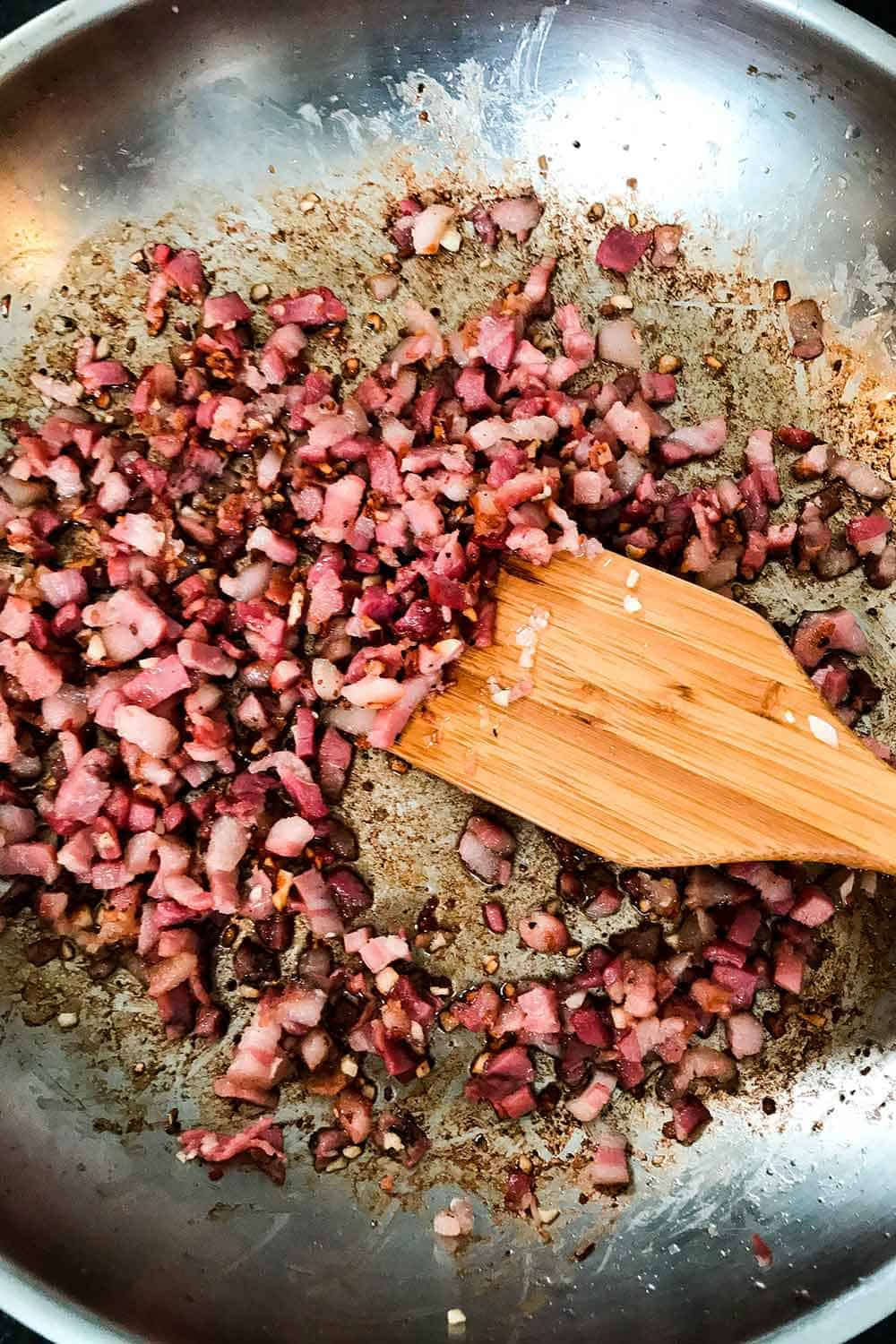 Cook the pancetta and garlic until lightly browned in a large skillet. 