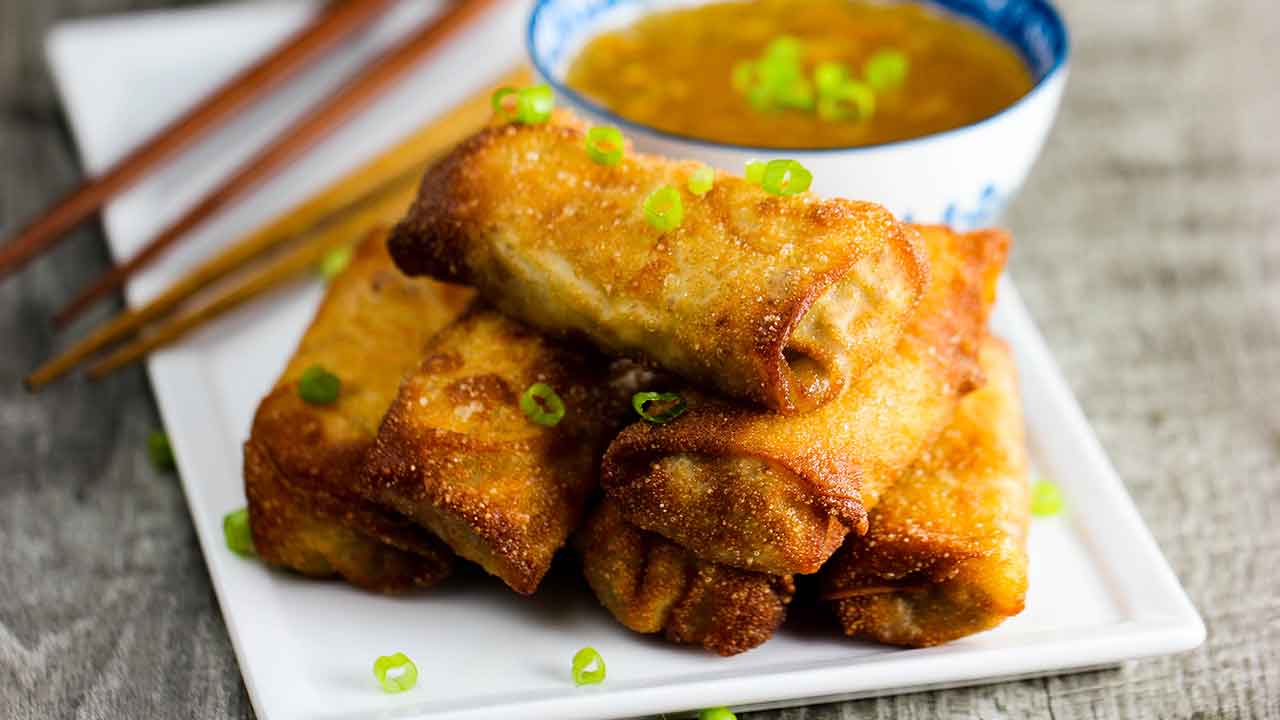 https://howtofeedaloon.com/wp-content/uploads/2018/06/egg-roll-twitter.jpg