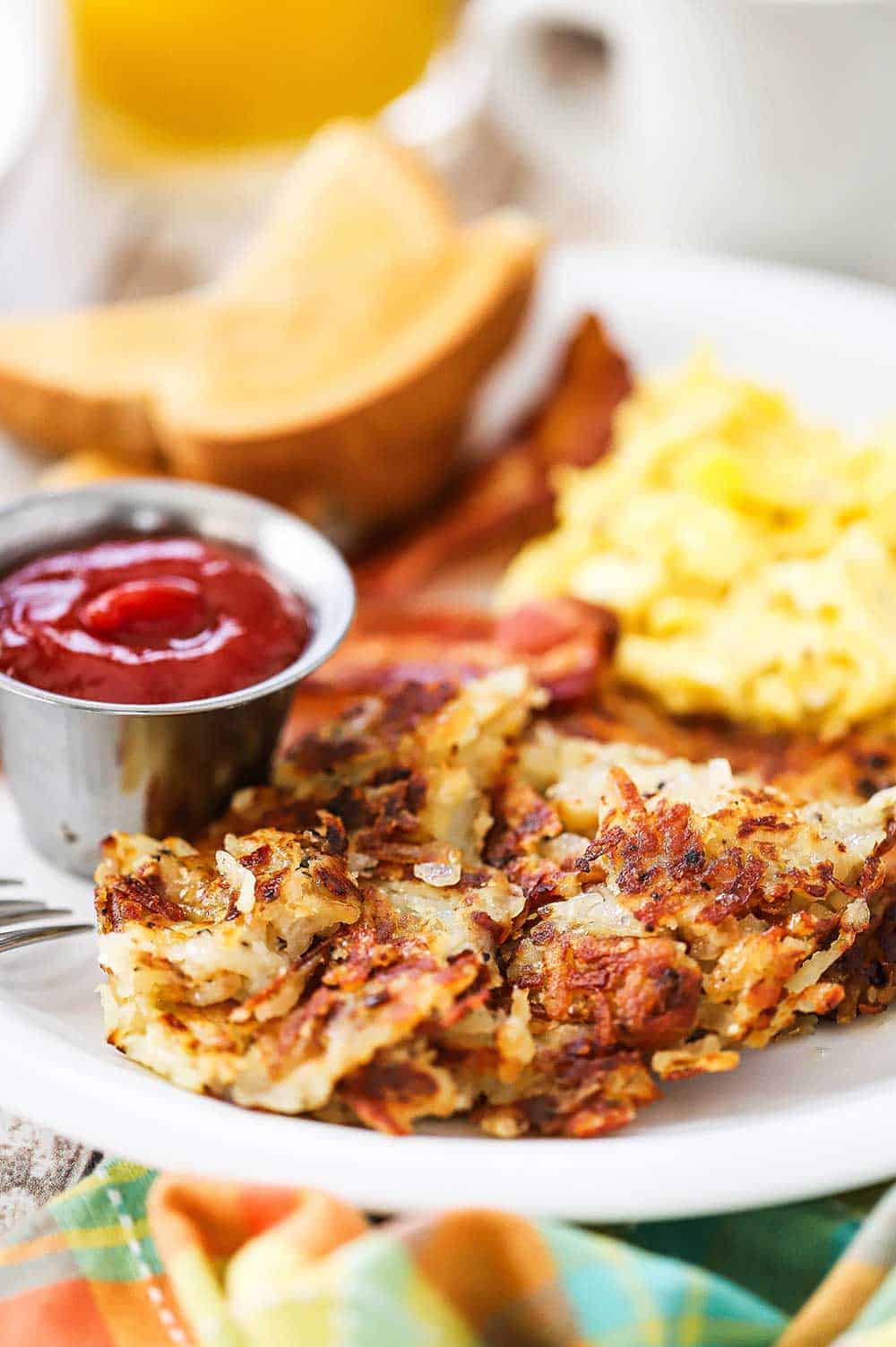https://howtofeedaloon.com/wp-content/uploads/2023/08/plate-of-hash-browns-front-view.jpg